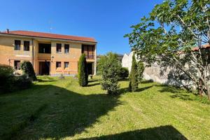 Casa indipendente di 282 m² con più di 5 locali a 