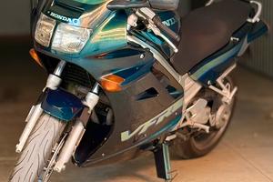 Honda VFR 750 F RC36-1