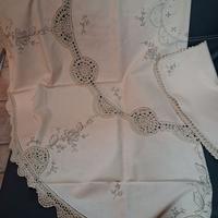 Lenzuola e tovaglie ricamate a mano