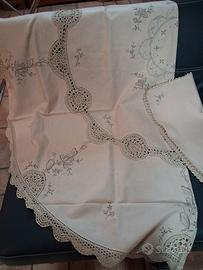 Lenzuola e tovaglie ricamate a mano