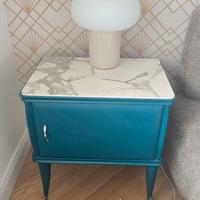 Coppia di comodini laccati, in legno massello