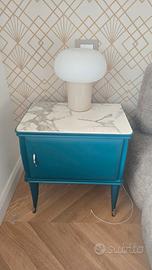 Coppia di comodini laccati, in legno massello