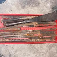 Scalpelli e chiavi a tubo  e ferramenta varia