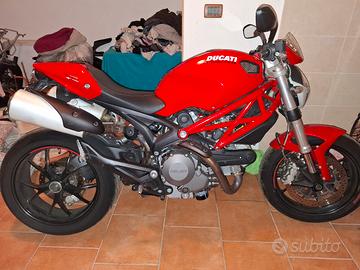 moto ducati moster 796