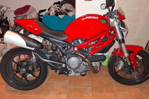 moto ducati moster 796