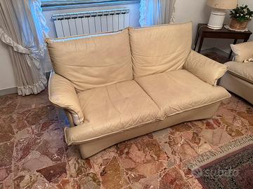 Divano in pelle 2 posti + divano in pelle 3 posti