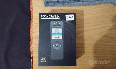 videocamera 4K Ultra HD con display  a colori. 