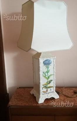 Lampada da tavolo con paralume bianco in ceramica