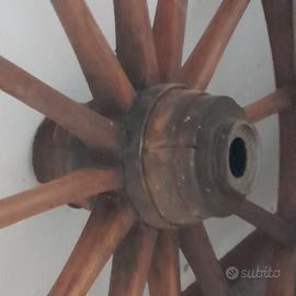antiche ruote in legno per carro