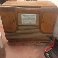 mobile in legno con radio e giradischi 
