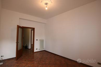 AP190 - Appartamento luminoso con terrazza e garag