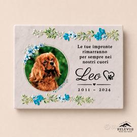 Basso rilievo ricordo cane o gatto con fiori blu