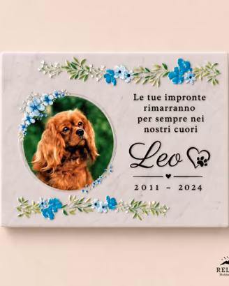 Basso rilievo ricordo cane o gatto con fiori blu