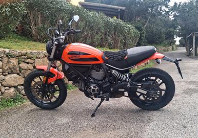 Moto Ducati Scrambler 400 sixty2