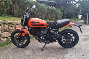 Moto Ducati Scrambler 400 sixty2