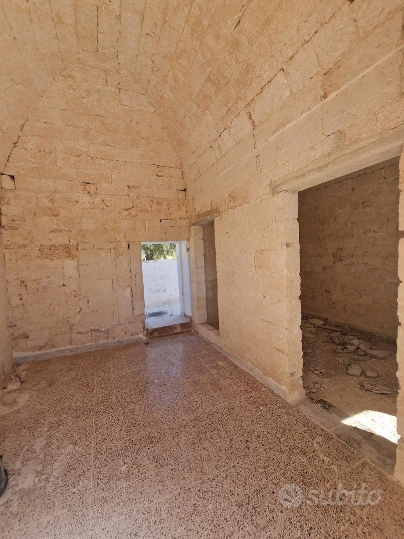 OSTUNI Casale con piscina allo stato rustico - Altro