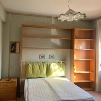 Camera con libreria in legno