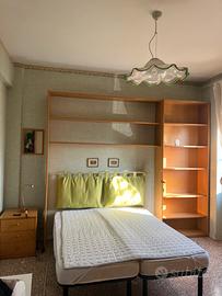 Camera con libreria in legno