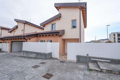 VILLA A SCHIERA DI TESTA IN CLASSE A1