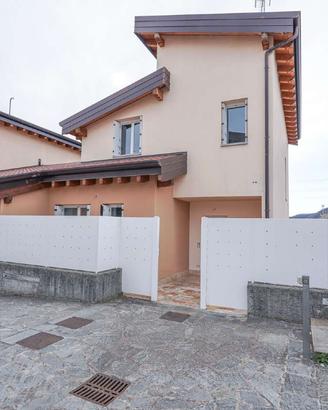 VILLA A SCHIERA DI TESTA IN CLASSE A1