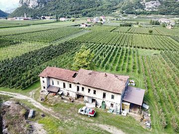 Ampio rustico di 900 mq -