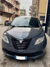 auto lancia Y