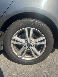 Michelin CrossClimate 2 montato su un cerchio in l