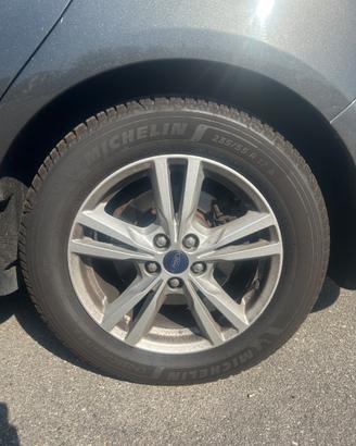 Michelin CrossClimate 2 montato su un cerchio in l