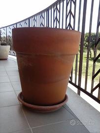 Vasi in terracotta grandi più uno in pietra