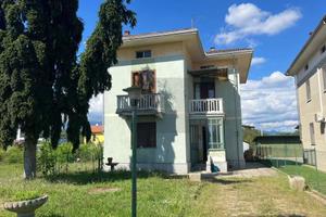 Villa libera sui quattro lati con giardino