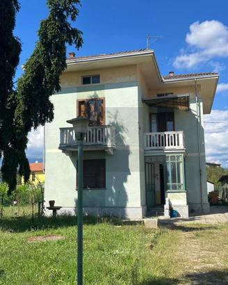 Villa libera sui quattro lati con giardino