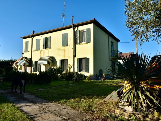 Casa indipendente con ampio giardino