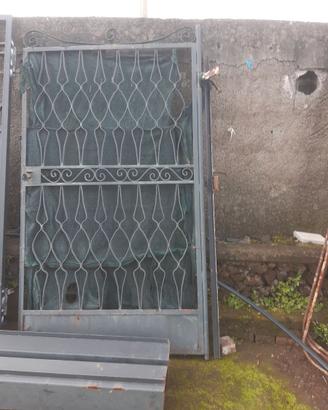 Cancelletto,cancello,porta bombo in ferro battuto