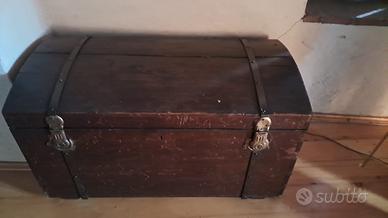 Antico baule in legno
