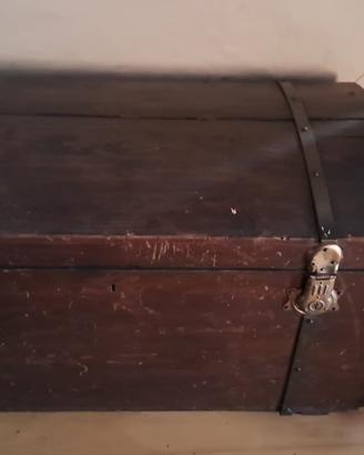 Antico baule in legno