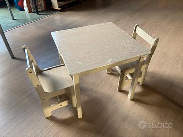 Otto banchetti e sedici sedie