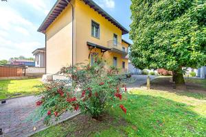 VILLA SINGOLA A CARONNO PERTUSELLA
