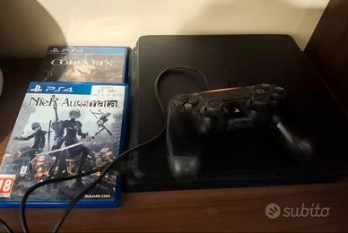 PlayStation 4 con cavi e un controller