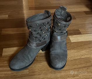 Tronchetti marroni in cuoio con borchie tg. 37