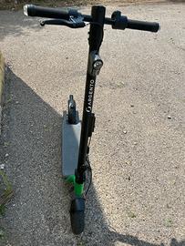 Monopattino elettrico argento  leggere bene des