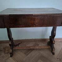 Antico tavolo scrittoio