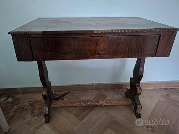Antico tavolo scrittoio