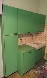 Cucina vintage verde completa con elettrodomestici
