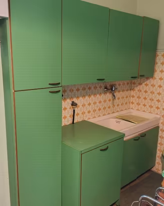 Cucina vintage verde completa con elettrodomestici