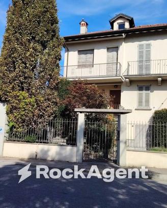 Villa di 240 m² con più di 5 locali e box auto dop
