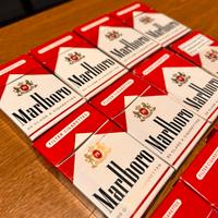 Pacchetti di sigarette vuoti Marlboro