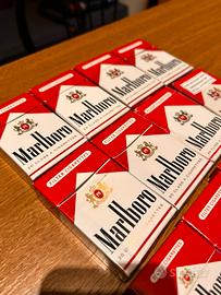 Pacchetti di sigarette vuoti Marlboro