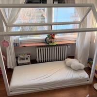 Lettino Montessori a casetta bianco