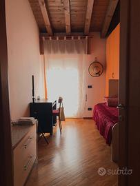 Camera in appartamento trilocale