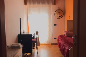 Camera in appartamento trilocale